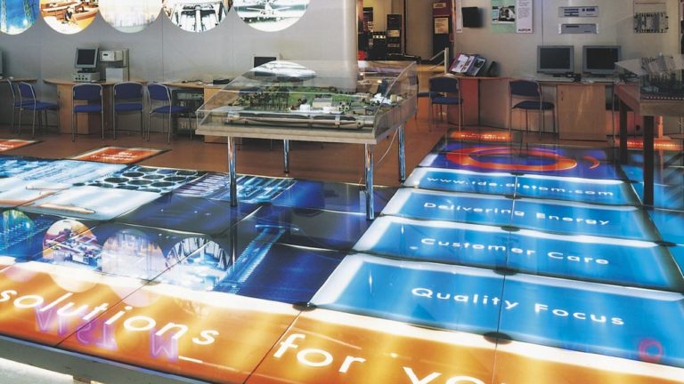 Communication graphique au sol Réalisation d’un plancher de verre et d’un sol communicant avec mots-clés Division T&D d’Alstom sur la Cigré / Secteur Energie- Electricité